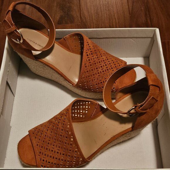 14th & Union Theryn Wedge Peep Toe Sandals - Picture 3 of 6